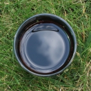 Fekete áfonyalé pohárba kiöntve