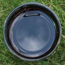 Fekete áfonyalé pohárba kiöntve